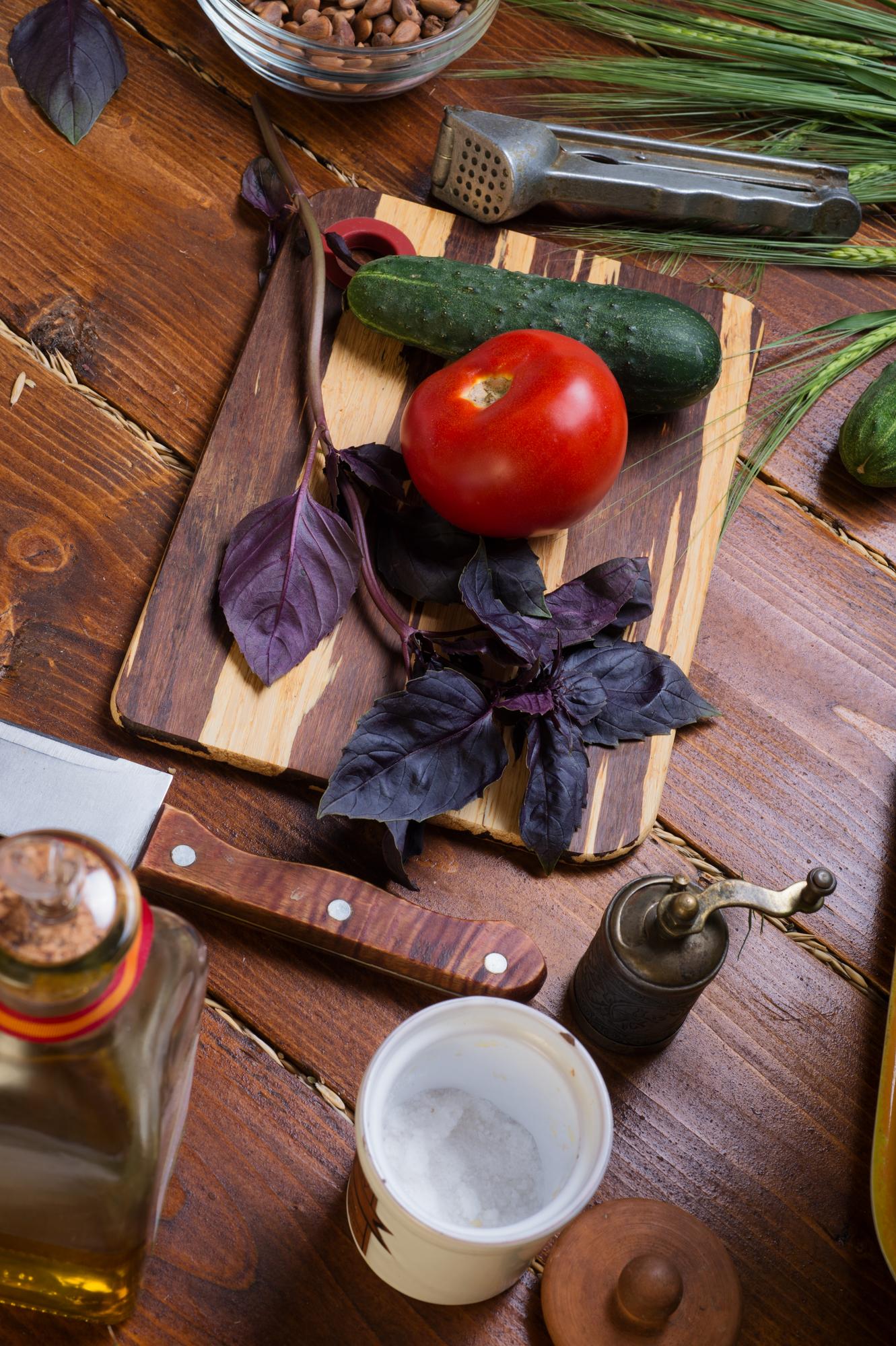 Banco da cucina con ingredienti selezionati e strumenti in filo sottile