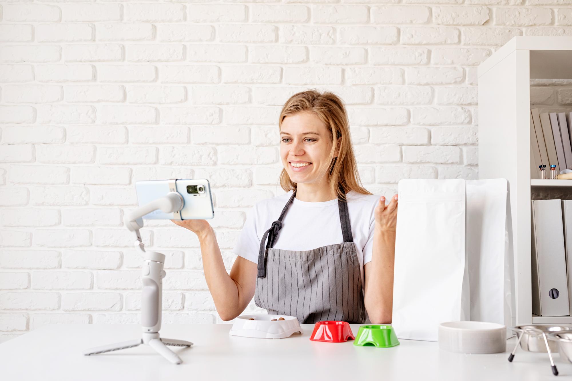 Invito alla consulenza: chef che parla con studente via schermo