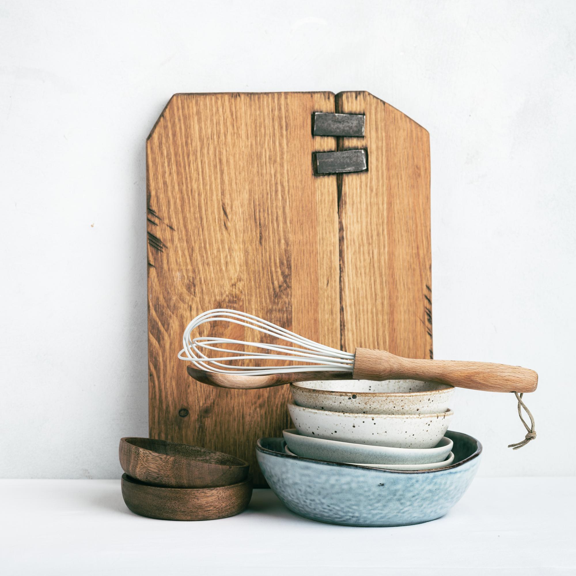 Tavolo con strumenti da cucina in luce morbida